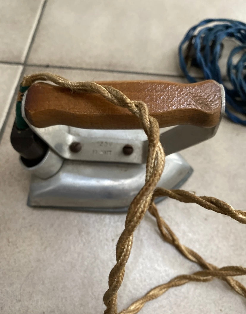Fer à repasser petit taille. Certainement fer de voyage 40 130 V 80 Watts