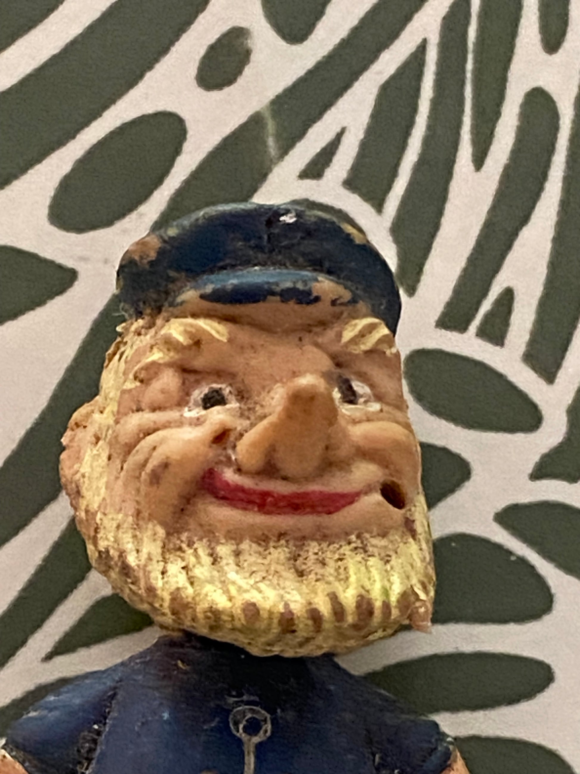 Figurine Marin Pêcheur ancienne. Était certainement en porte clef. Manque petite pipe en bois.