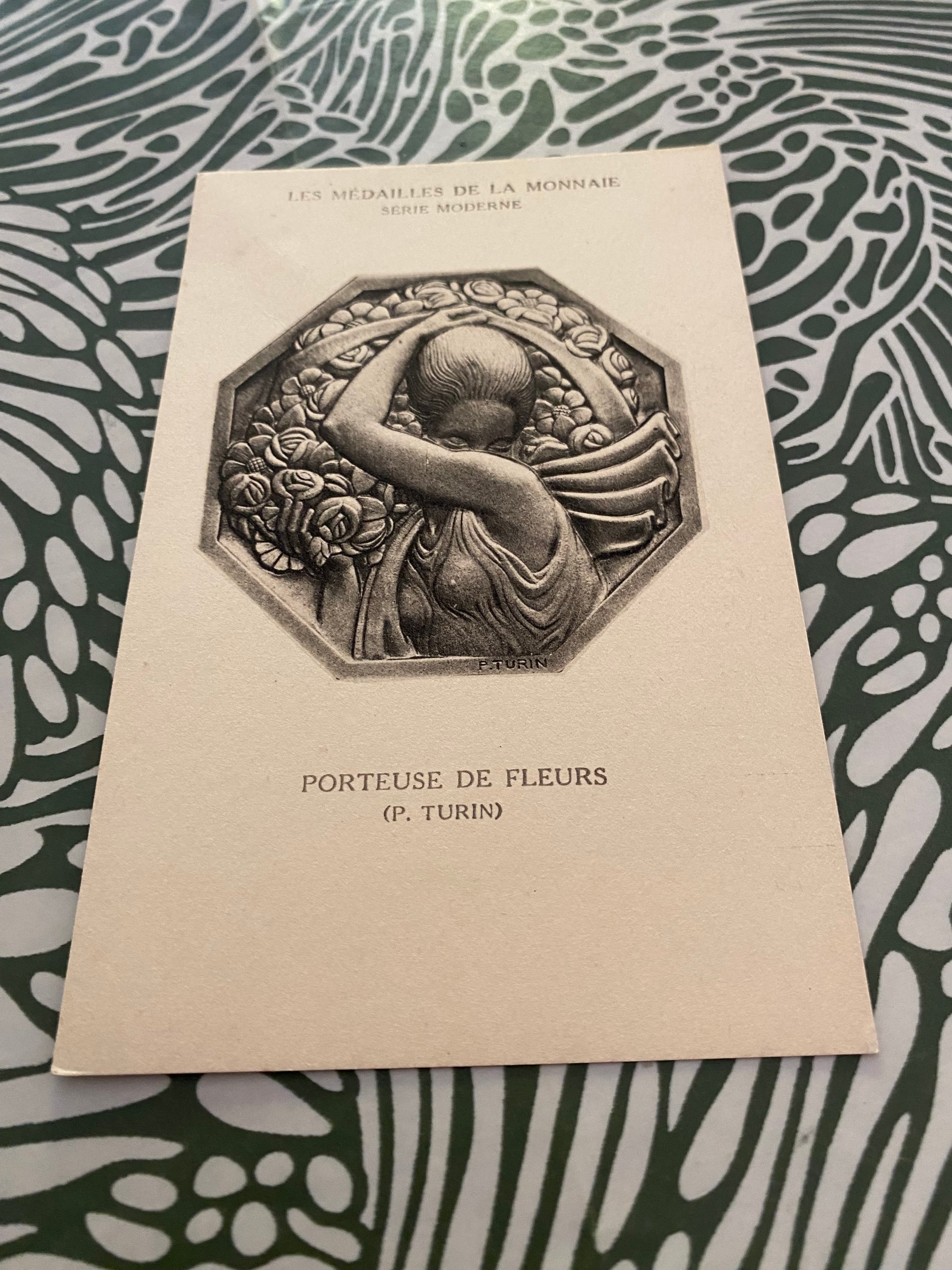 Carte postale les médailles de la monnaie Serie moderne. Porteuse de fleurs.