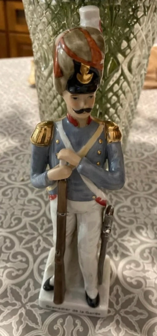 Figurine Soldat de la garde en porcelaine hauteur 23 cm