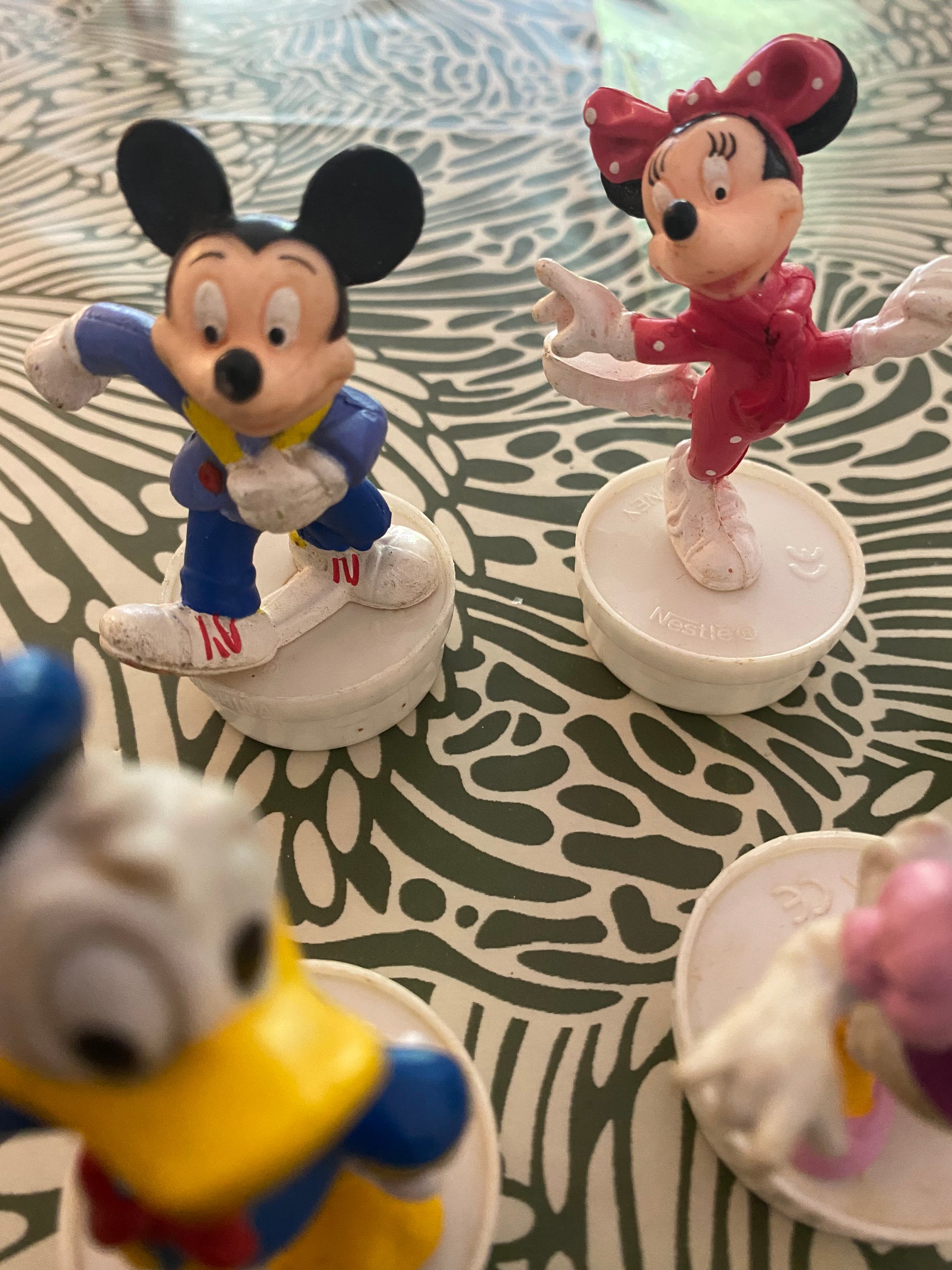 Figurines Disney Mickey Donald Pluto Mini etc. Bouchons de Smarties Nestlé. Lot de 5.