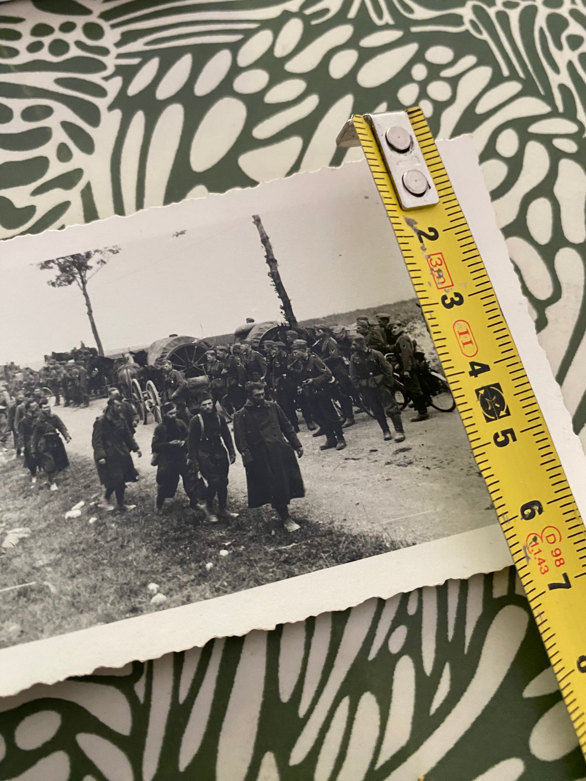 Petite photo ancienne. Prisonniers devant l’armée allemande. Guerre mondial