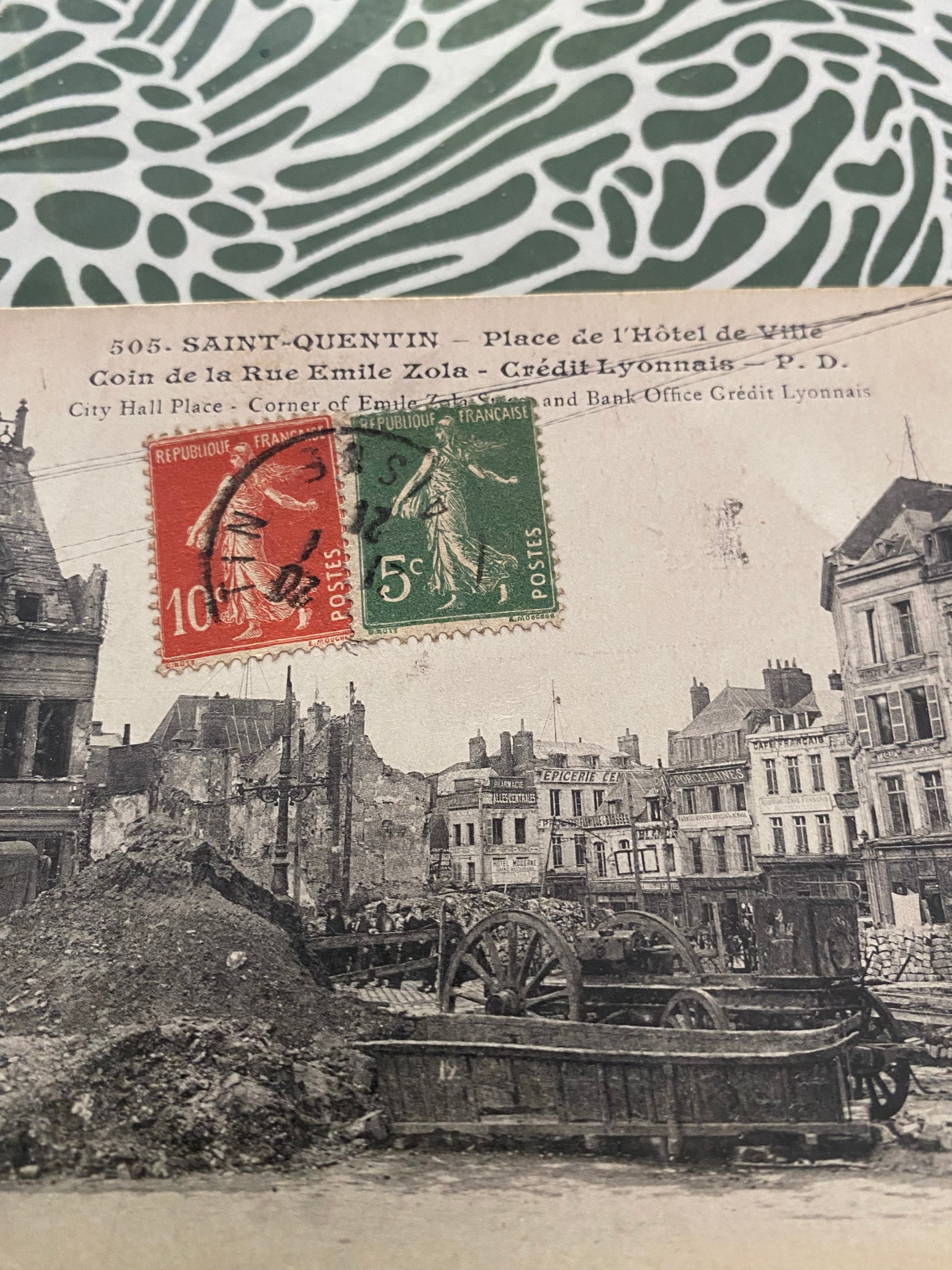 Carte postale ancienne Saint Quentin. Place de l’hôtel de ville. Coin de la rue Émile Zola.