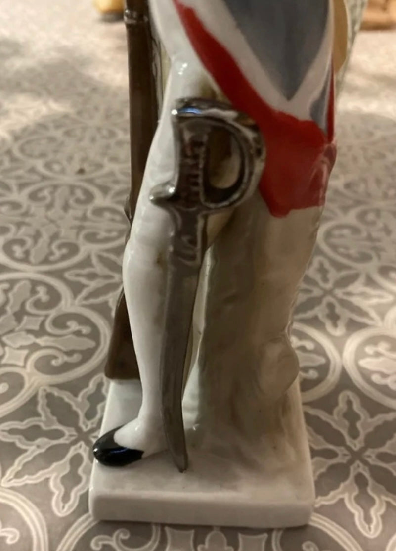 Figurine Soldat de la garde en porcelaine hauteur 23 cm