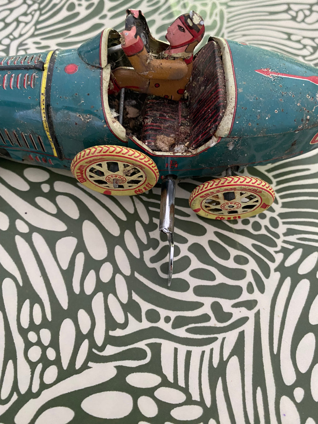 Voiture ancienne en tôle Petits manques.