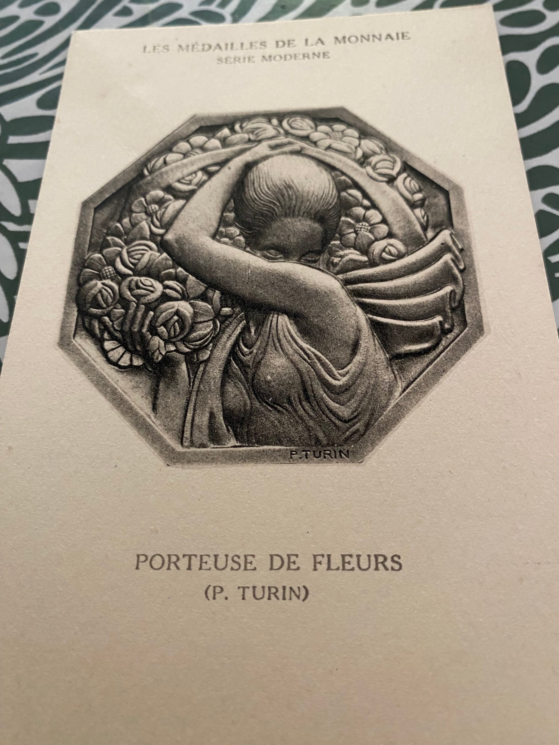 Carte postale les médailles de la monnaie Serie moderne. Porteuse de fleurs.