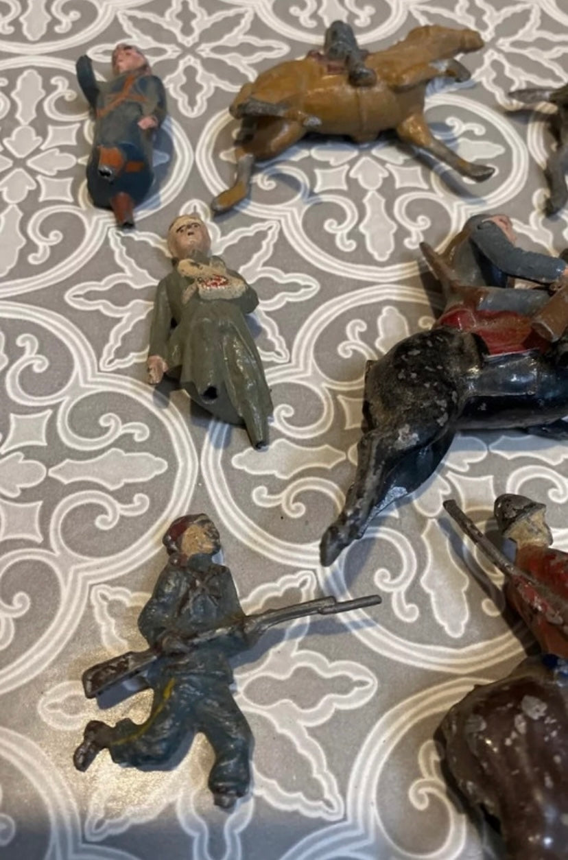 Figurines anciennes CBG Mignot Lot de 11 dans leurs jus. En métal