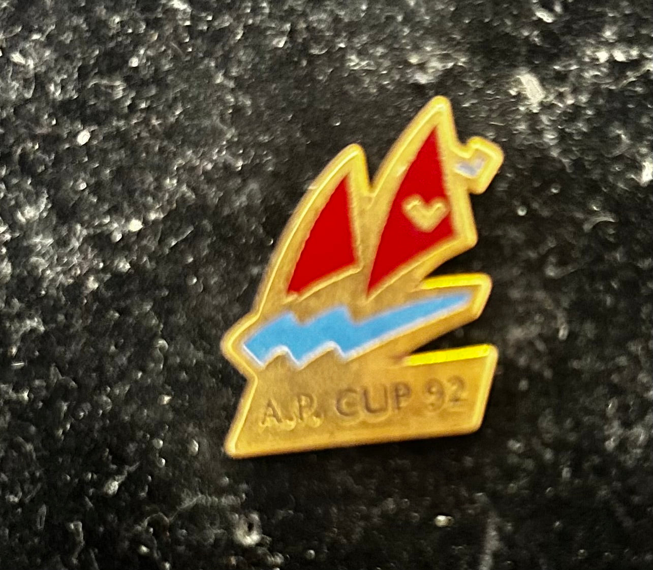 Pin’s vintage A. P Cup 92