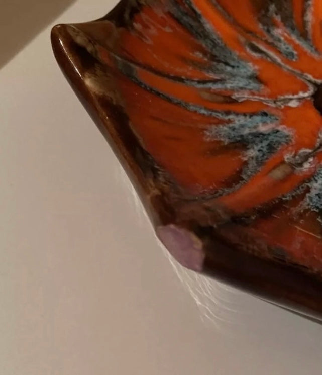 Petit plat. Présentation pour l’apéritif. Vallauris. Petit manque sur le coin.
