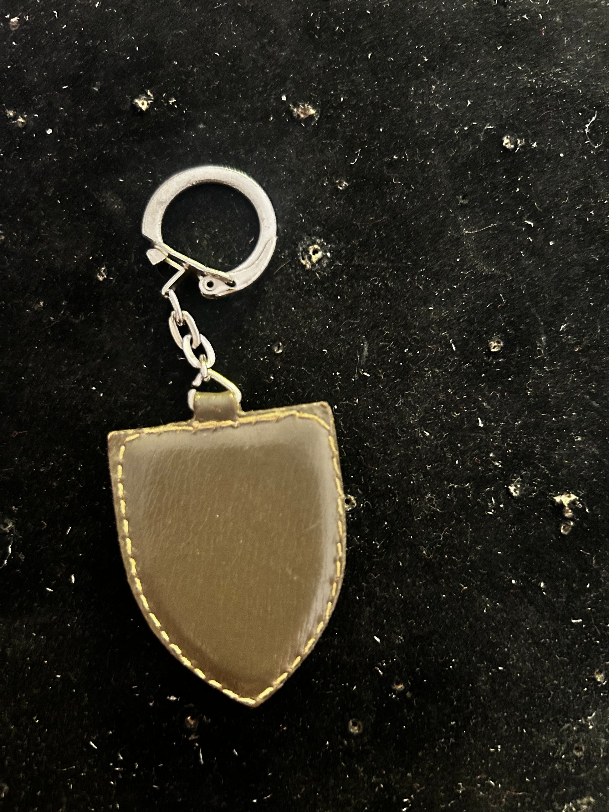 Porte clés ancien. Taverne. Cuir métal