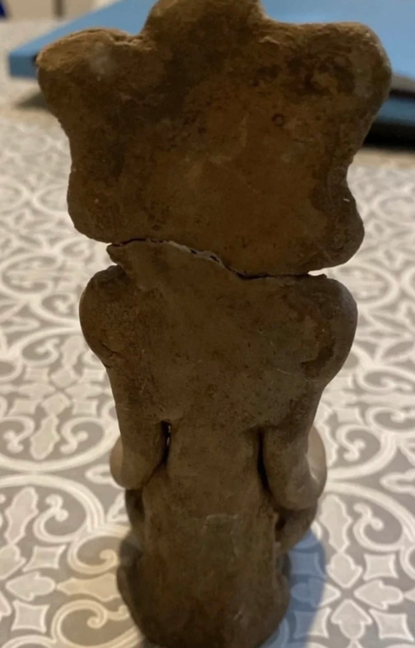 Sculpture artefact avec petit récipient précolombien aztèque en terre cuite