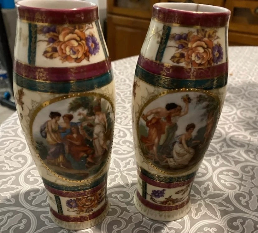 Paire de petits Vases anciens Signé E. S 1861. Hauteur 15 cm.
