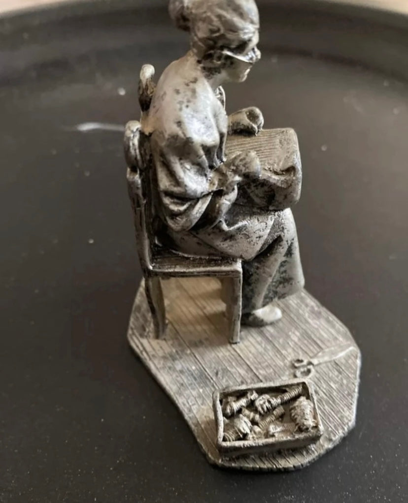 Figurine ancien en plomb. Métier Tisseuse. Grand mère
