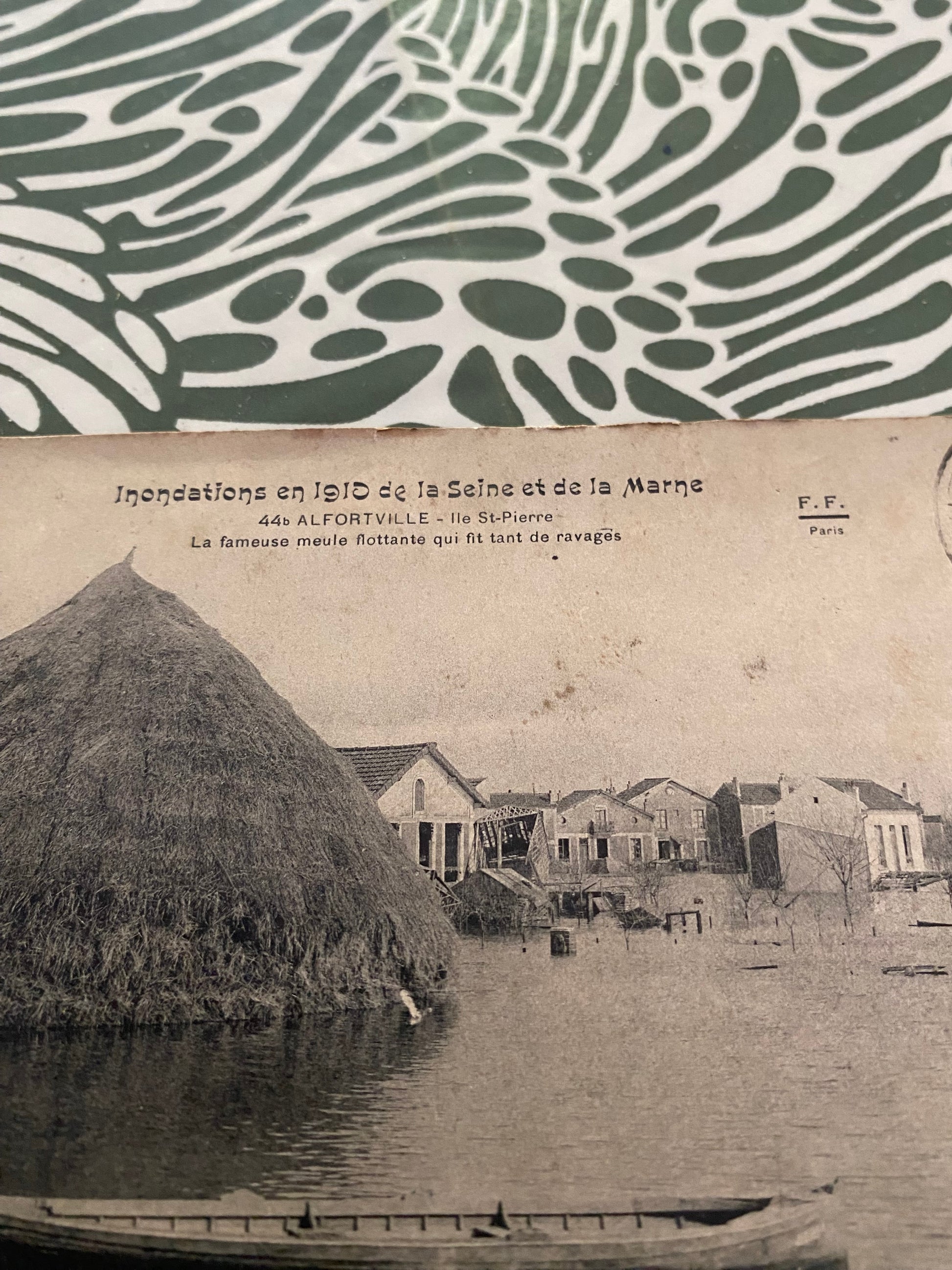 Carte postale ancienne Inondations en 1910 de la Seine et de la Marne.
