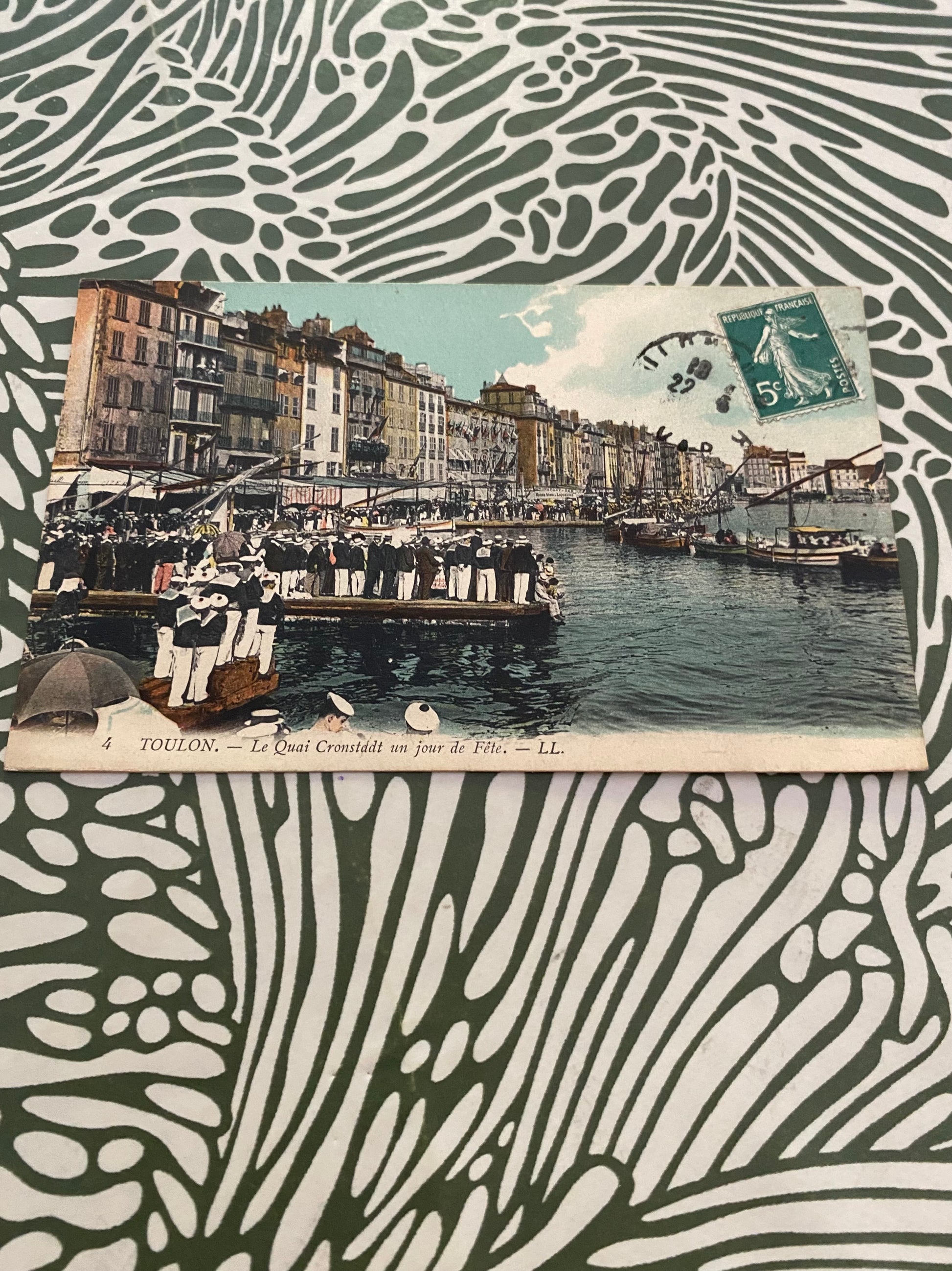 Carte postale ancienne. Le quai Cronstadt. Un jour de fête. LL