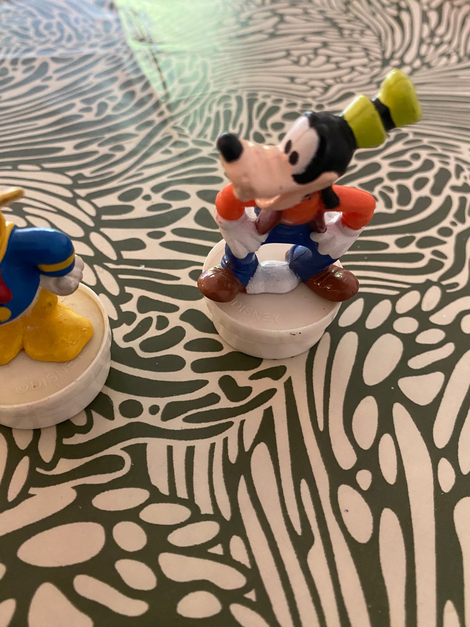 Figurines Disney Donald et Pluto. Bouchons de Smarties Lot de 2.