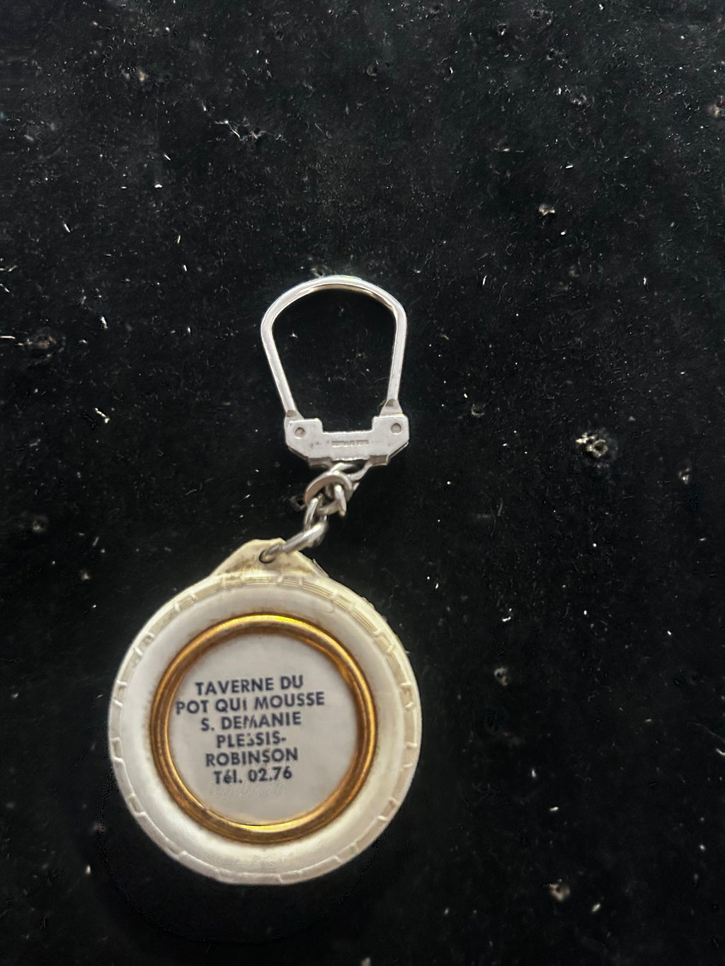 Porte clefs ancien Taverne du Pot qui Mousse. Saint Demanie. Plessis-Robinson. Tel 02.76
