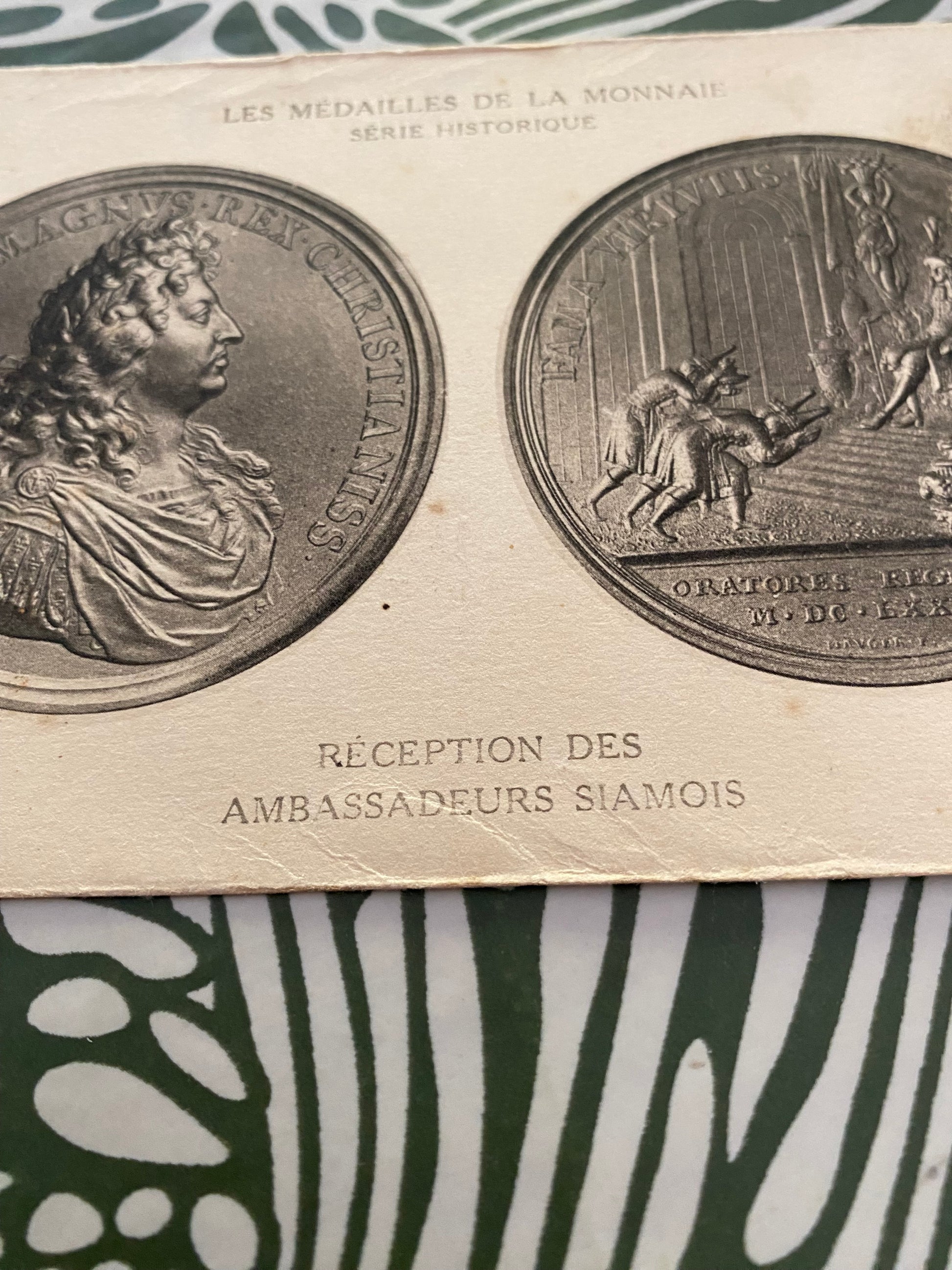 Carte postale ancienne. Les médailles de la monnaie. Série historique. Réception des ambassadeurs Siamois