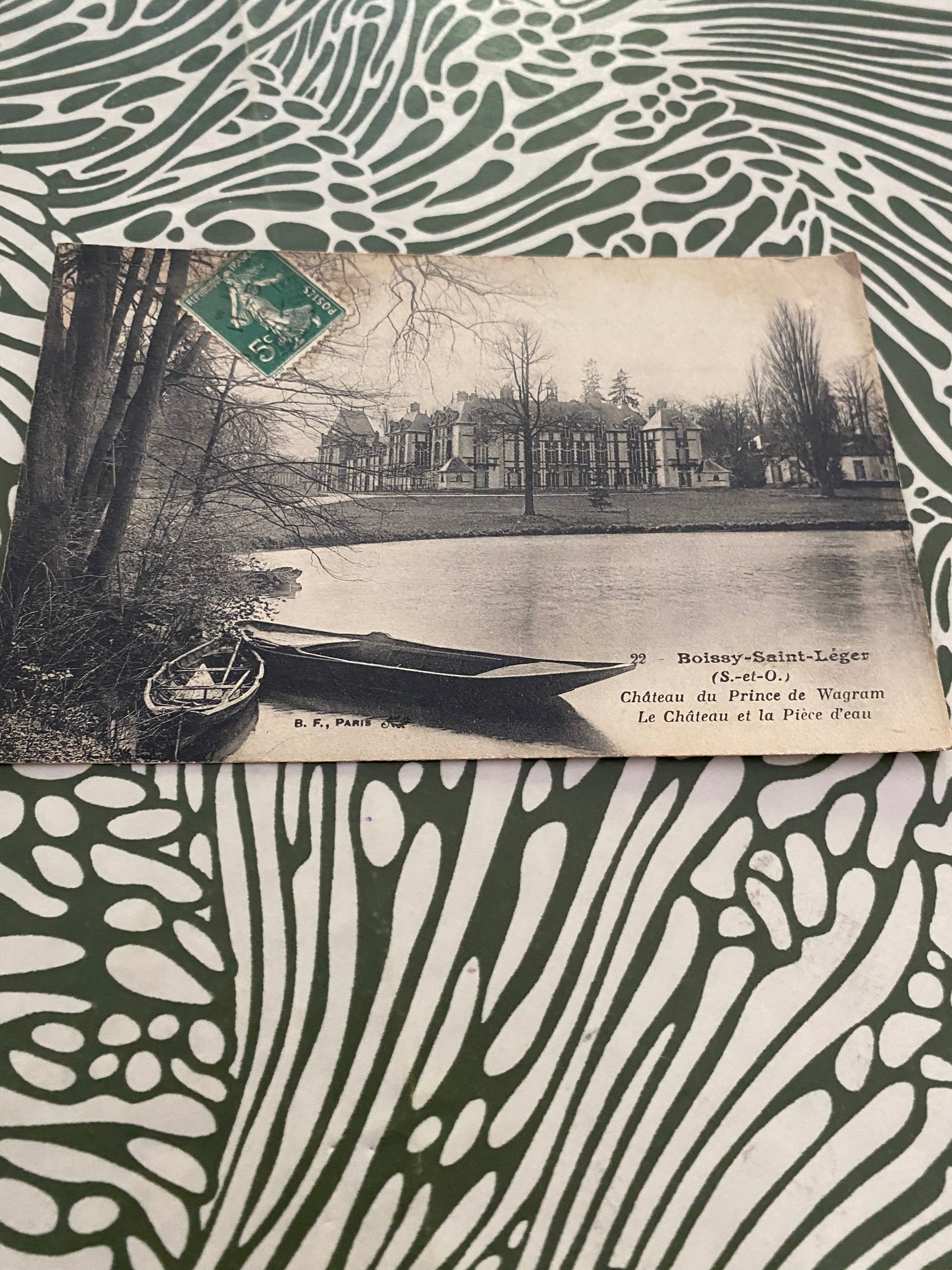 Carte postale ancienne Boissy-Saint-Leger. Château du Prince de Wagram. Le château et la pièce d’eau.