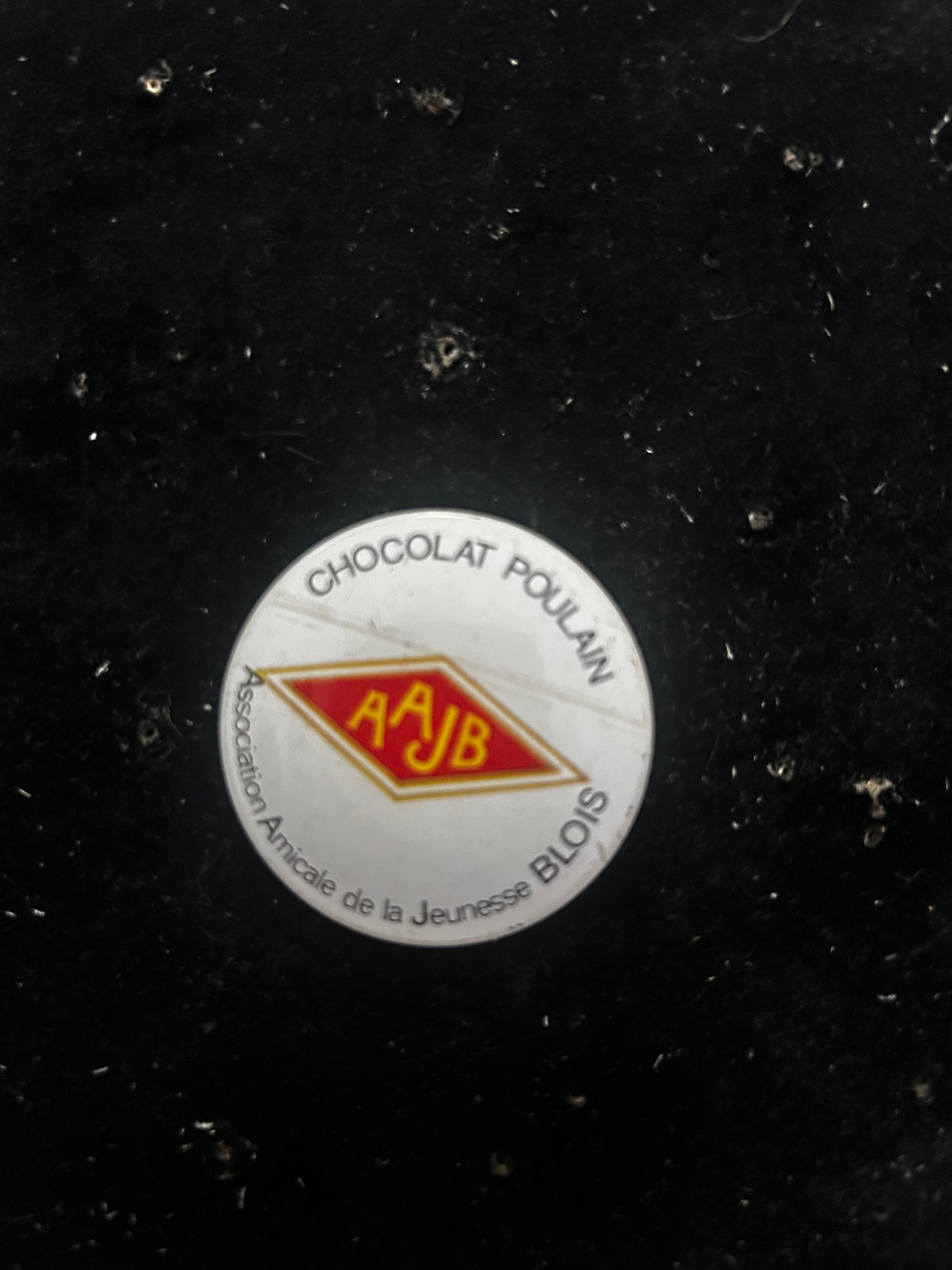 Badge Chocolat Poulain association amicale de la Jeunesse Blois
