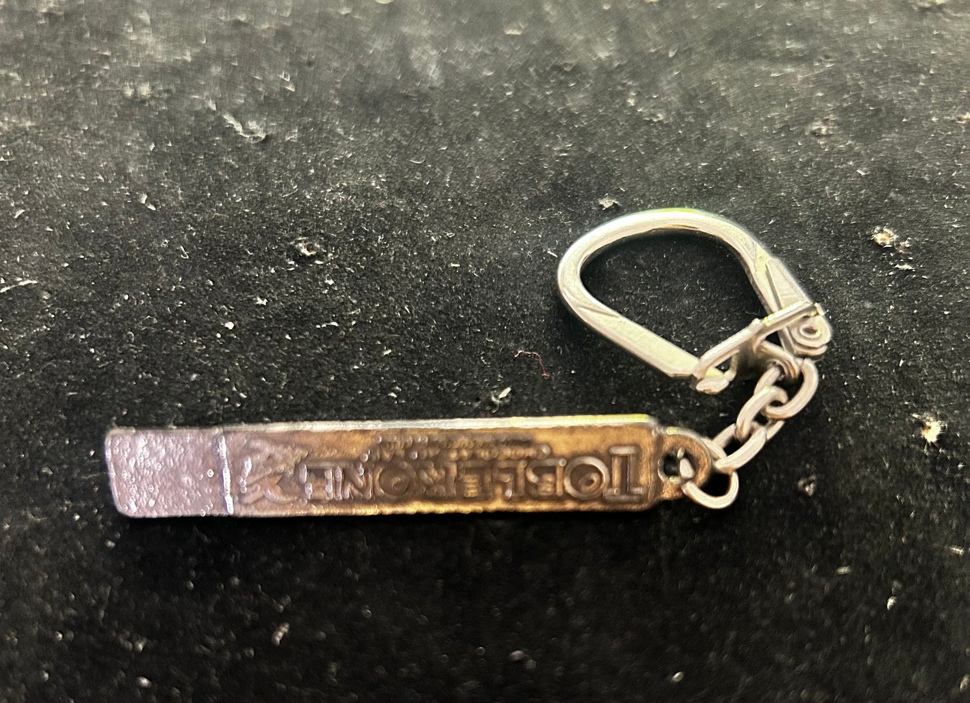 Porte clefs ancien Toblerone. Chocolat au lait. En métal