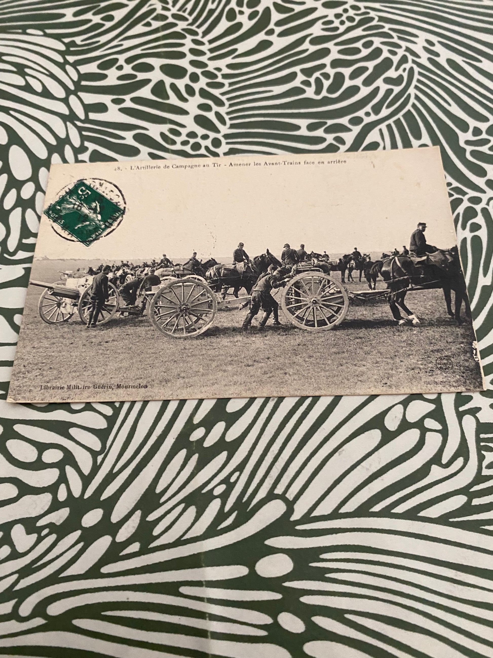 Carte postale L’Artillerie de Campagne au tir. Amener les avant-Trains face en arrière