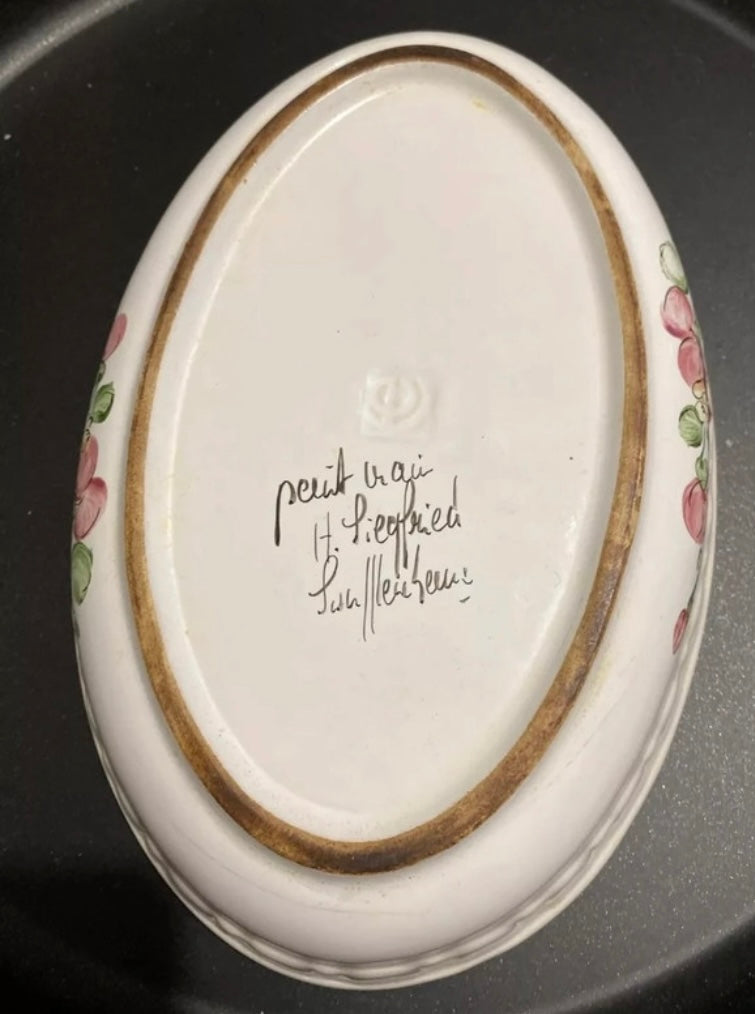 Plat ancien peint main signé Henri Siegfried.