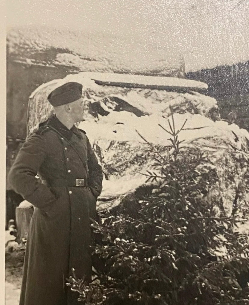 Photo petit format ancienne deuxième guerre mondiale. Soldat allemand posant à côté d’un camion sous la neige.