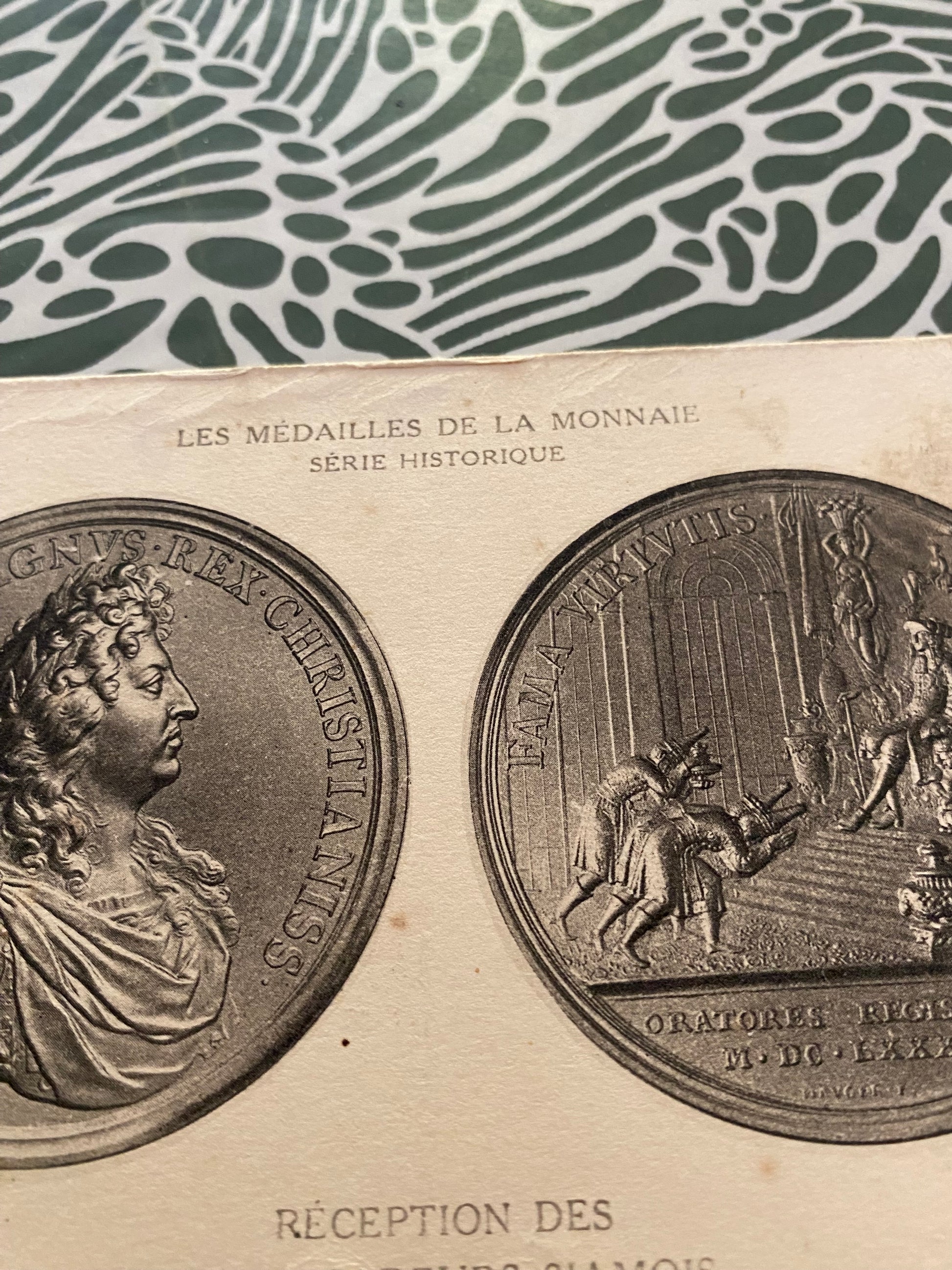 Carte postale ancienne. Les médailles de la monnaie. Série historique. Réception des ambassadeurs Siamois