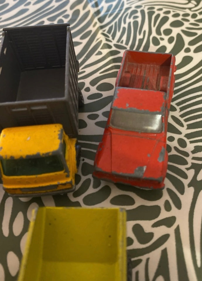 Voitures camions fourgons anciens. En métal plastique Lot de 6