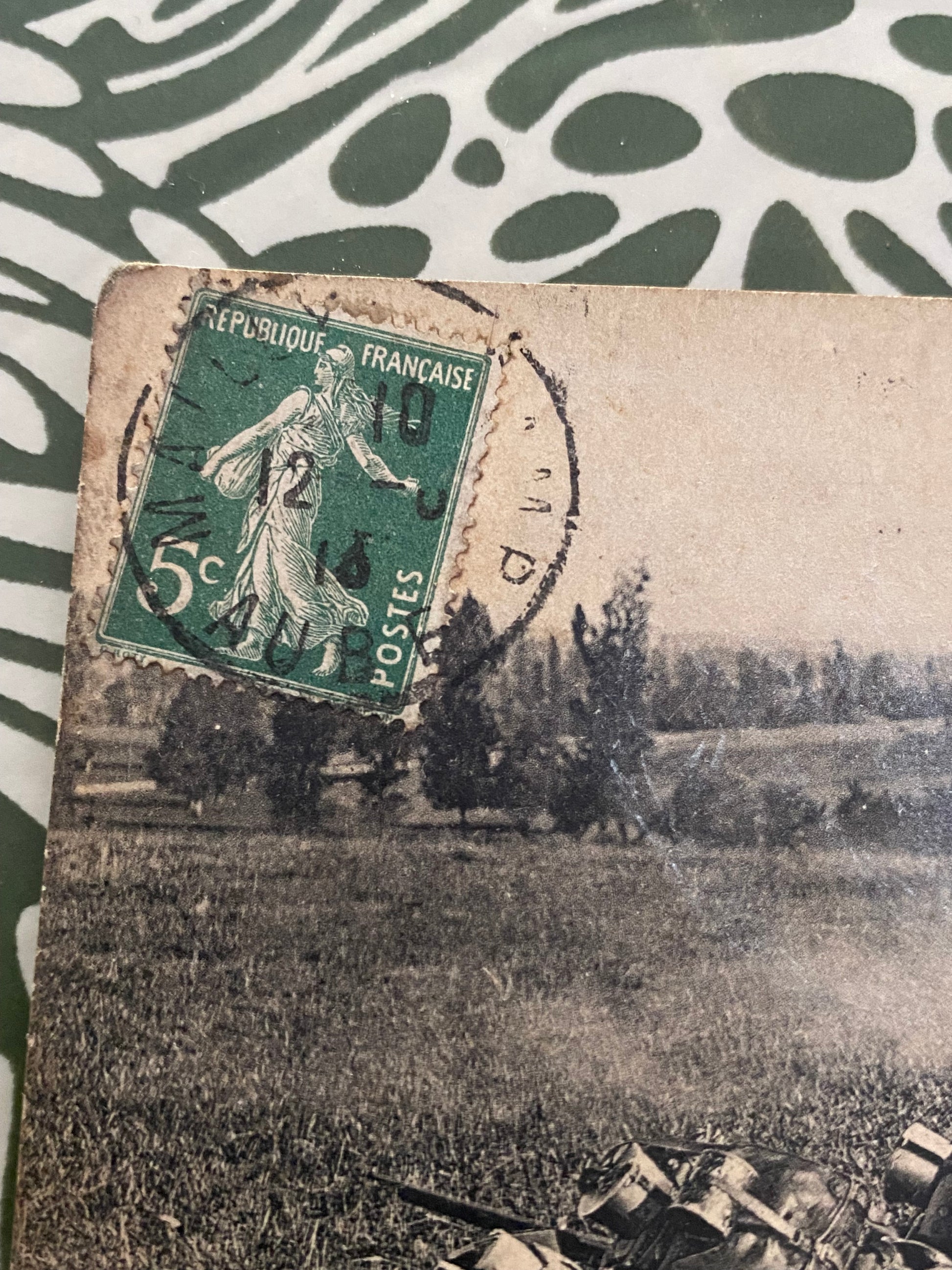 Carte postale ancienne. Camp de Mailly. Attaque d’une position ennemie en terrain découvert par l’infantilisation 1916.