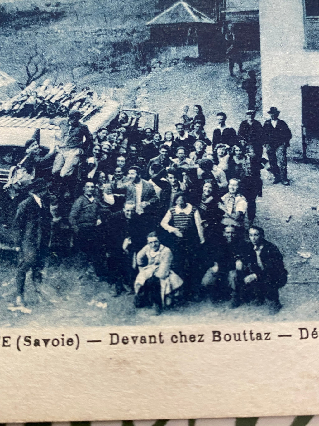 Carte postale ancienne. Fontcouverte ( Savoie ) devant chez Bouttaz. Départ des skieurs.