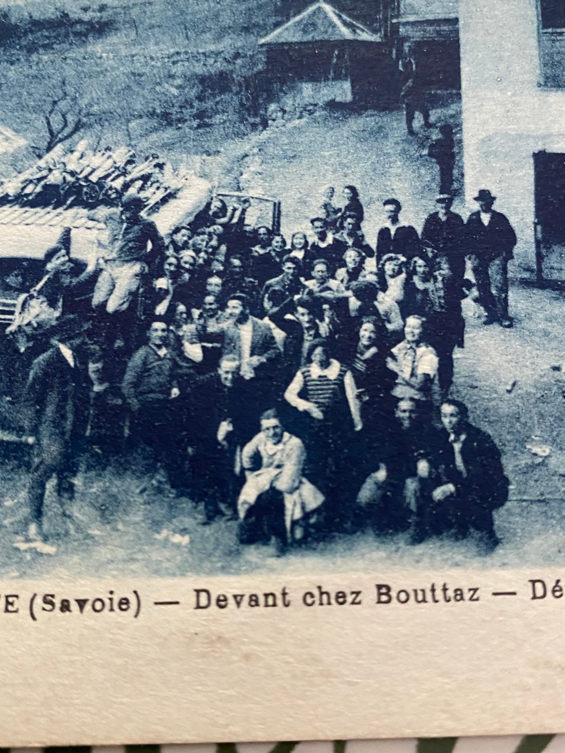 Carte postale ancienne. Fontcouverte ( Savoie ) devant chez Bouttaz. Départ des skieurs.