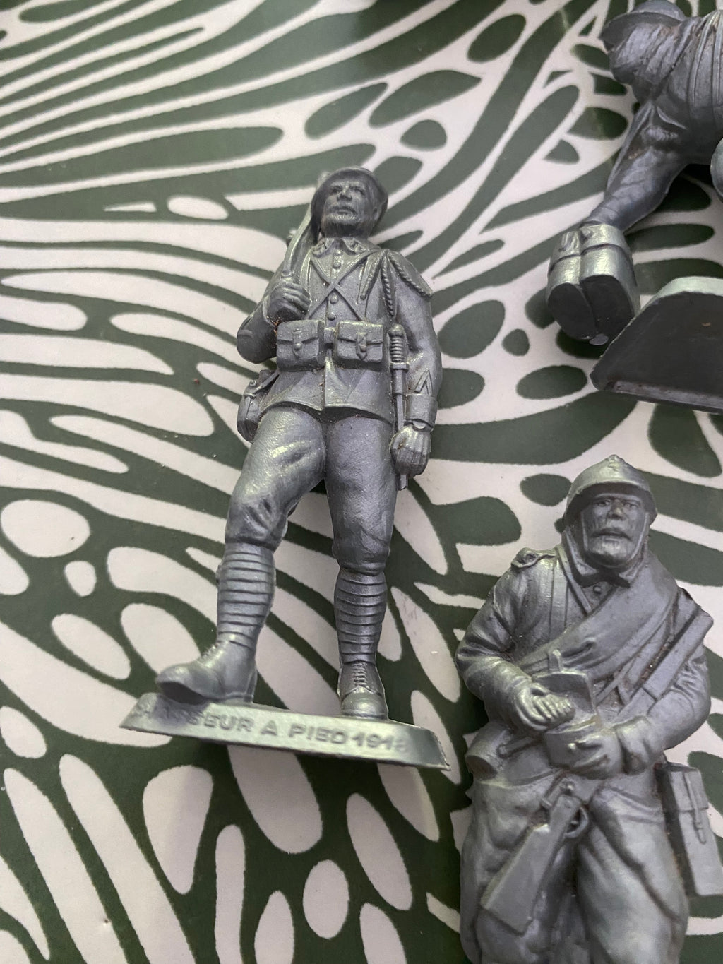 Figurines anciennes Mokarex Lot de 8. Manque la queue d’un cheval