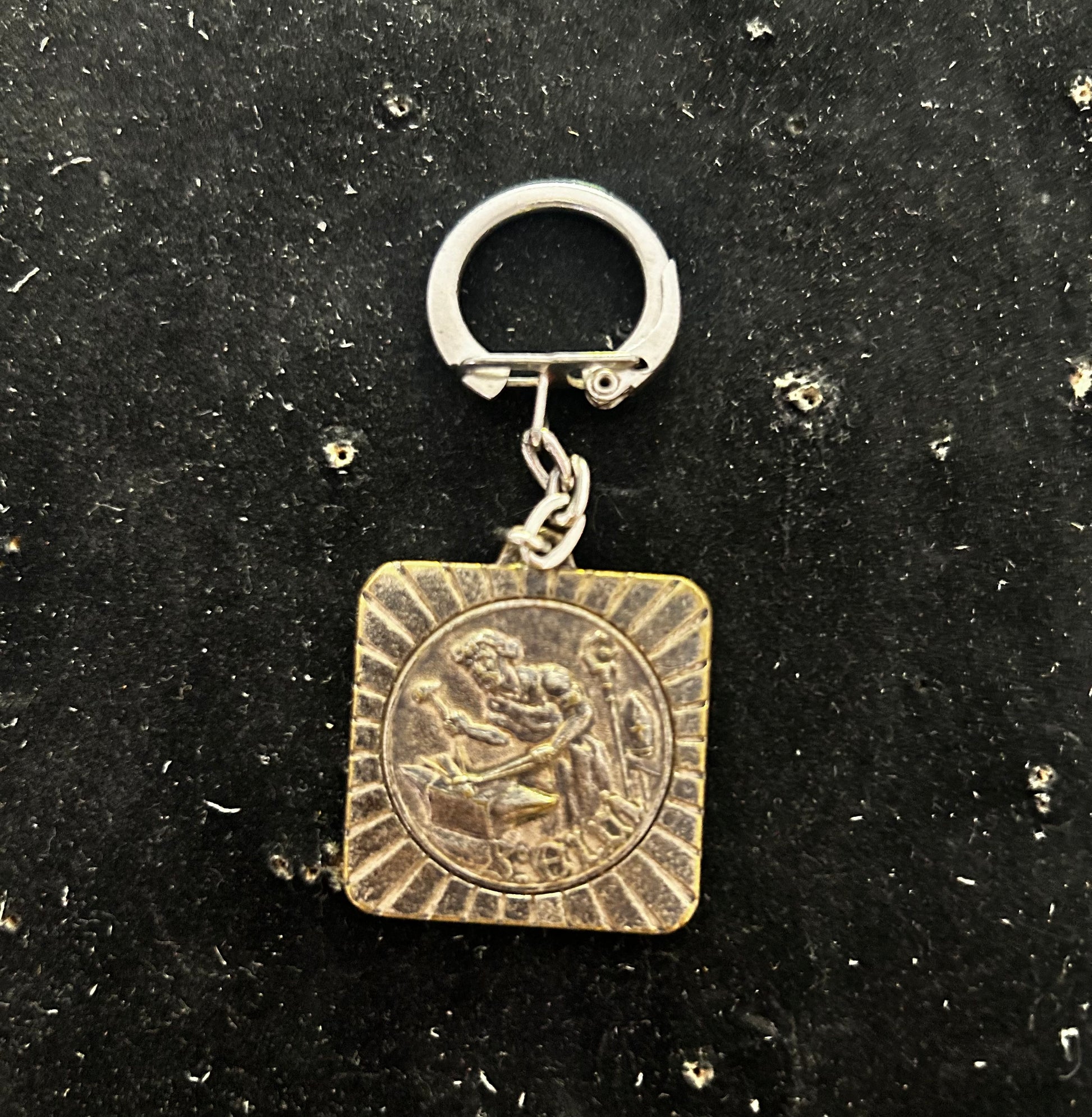Porte clefs ancien en métal Saint Denis
