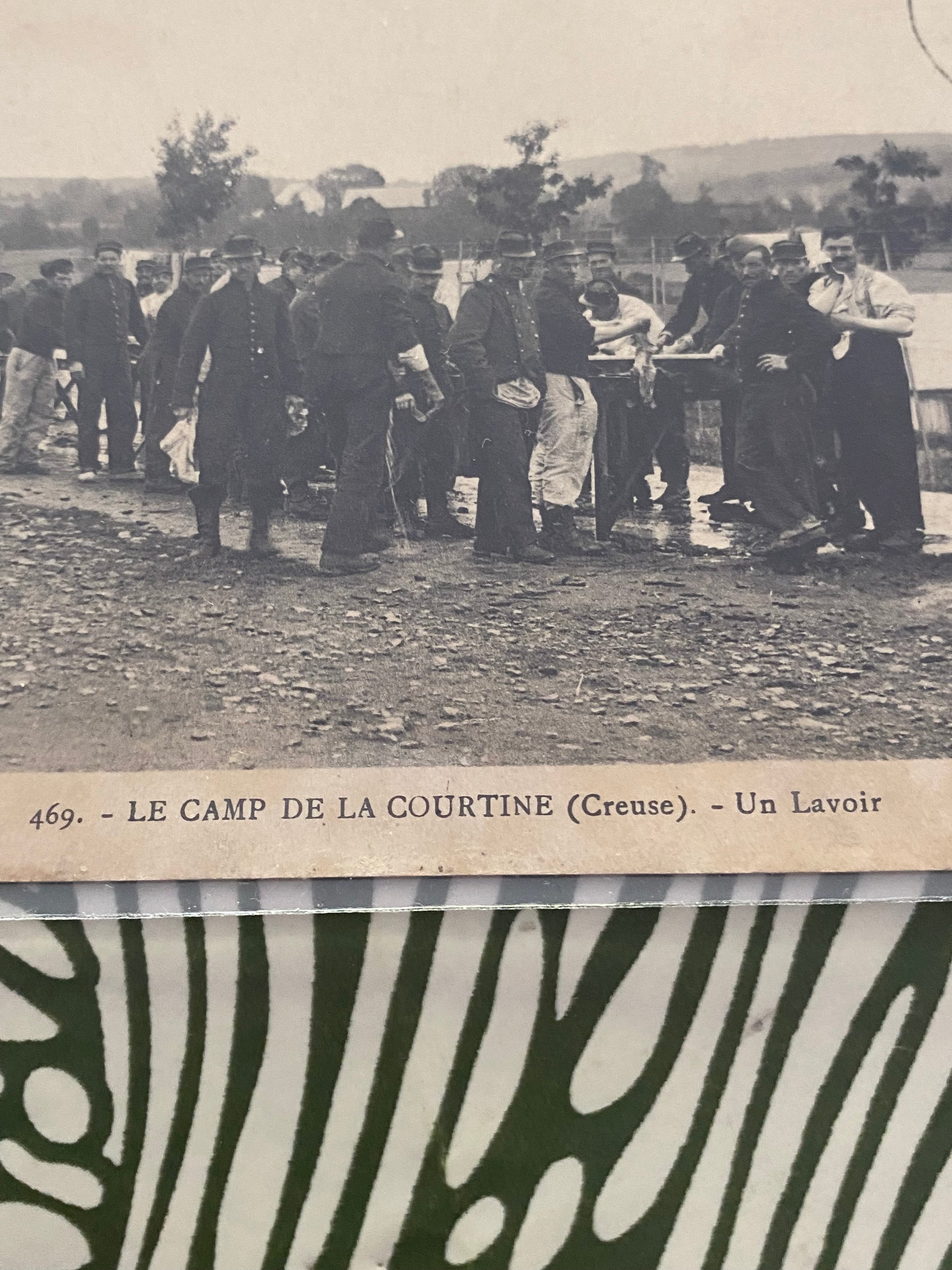 Carte postale ancienne. Les camp de la Courtine ( creuse ) un lavoir. Dans une poche de protection. 1913