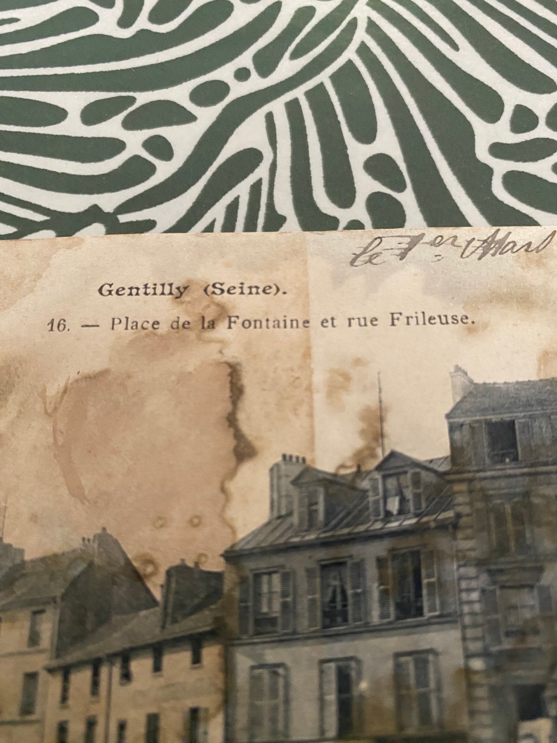 Carte postale Gentilly. Place de la Fontaine et rue Frileuse