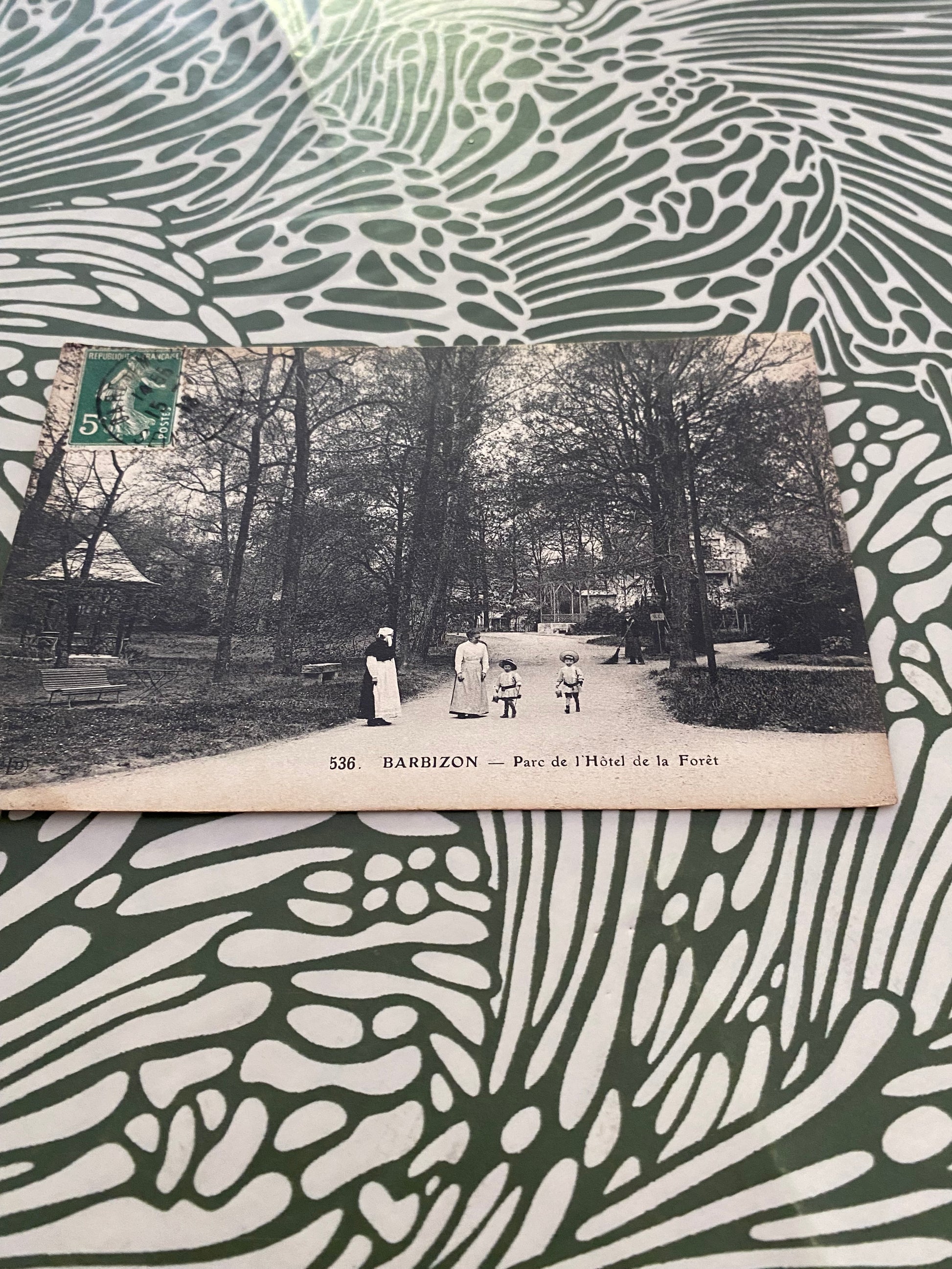 Carte postale ancienne Barbizon. Parc de l’hôtel de la forêt