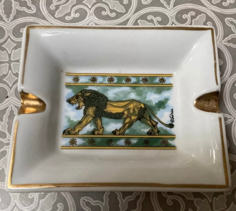 Cendrier ancien en porcelaine dessin lion. Signature apparente