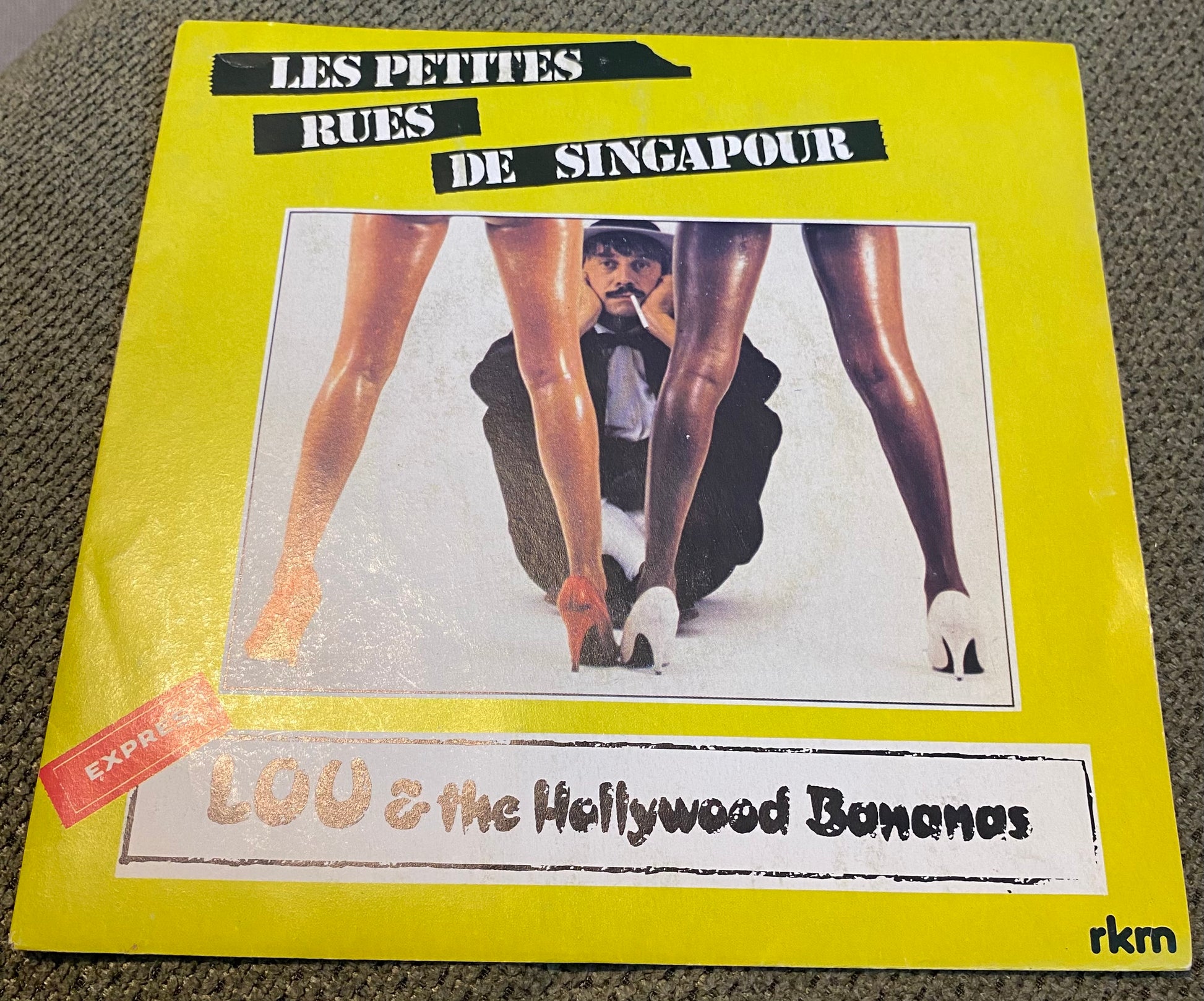 Disque vinyle 45 tours Lou & the Hollywood Bananas. Les petites rues de Singapour