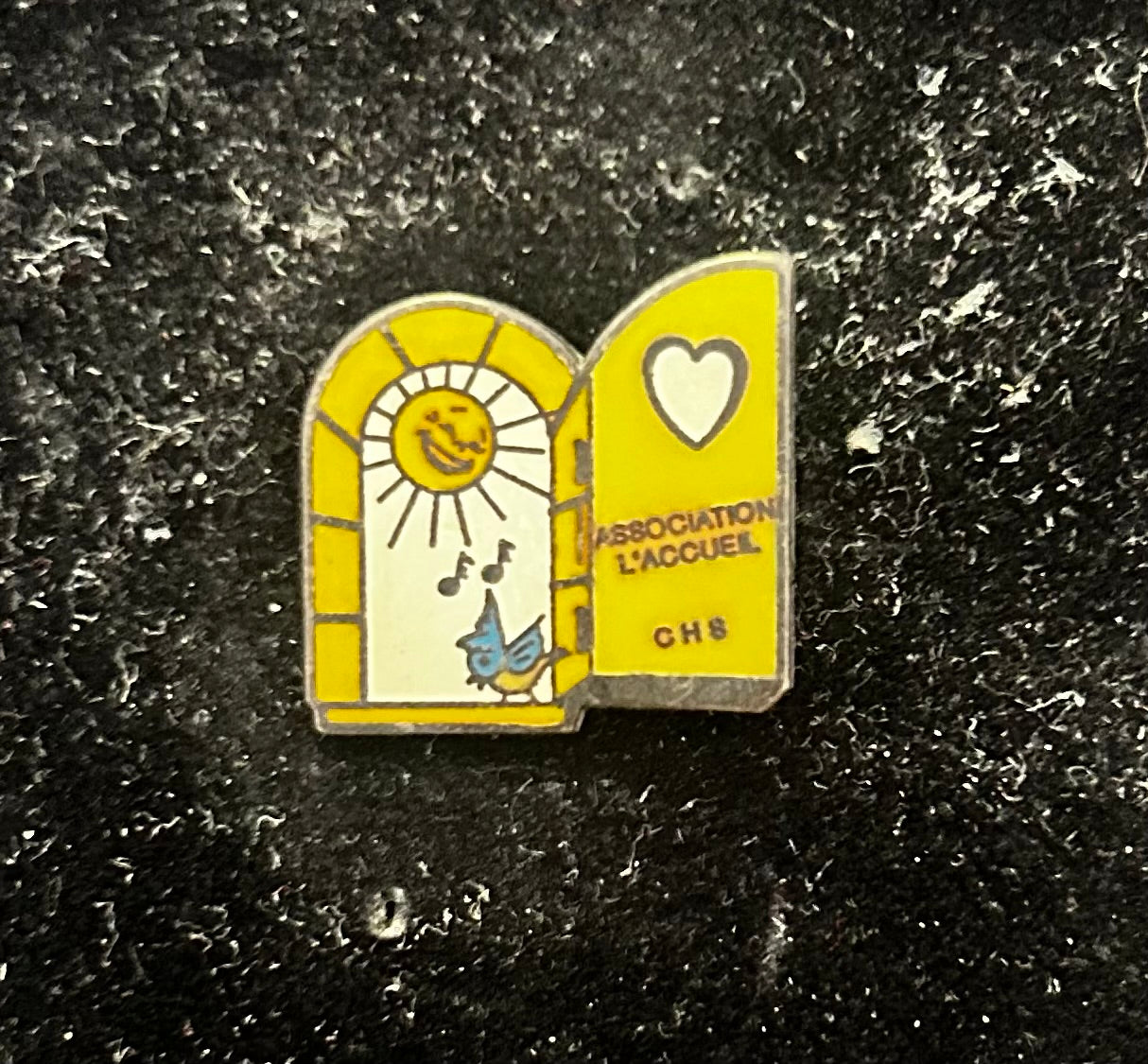 Pin’s ancien Association l’accueil CH8