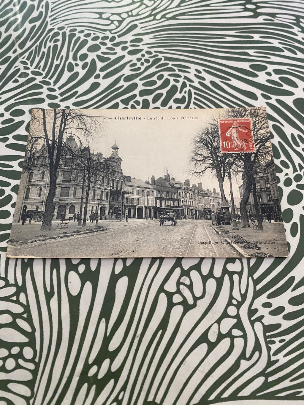 Carte postale ancienne Charleville. Entrée du cours d’Orleans