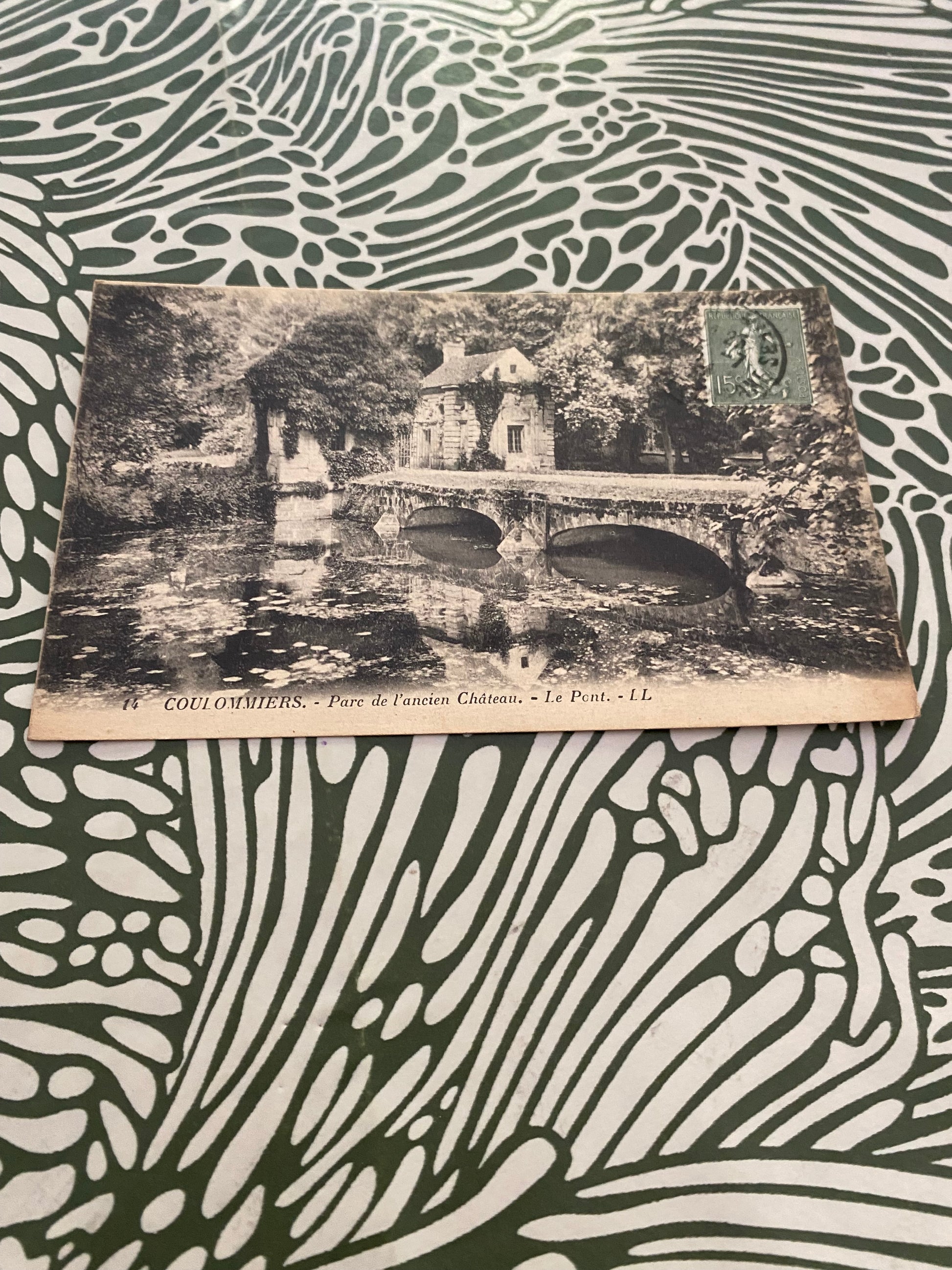 Carte postales ancienne Coulommiers Parc de l’ancien Château. Le pont. LL