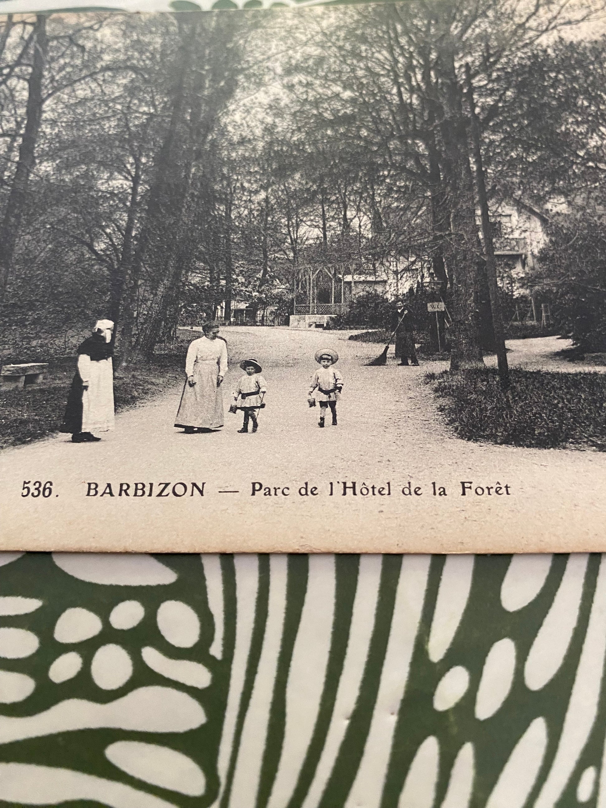 Carte postale ancienne Barbizon. Parc de l’hôtel de la forêt