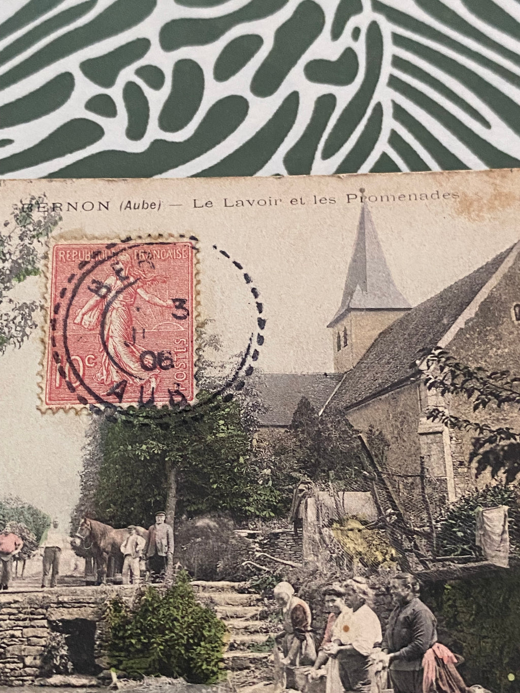 Carte postale ancienne Bernon. Le lavoir et les promenades. 1906