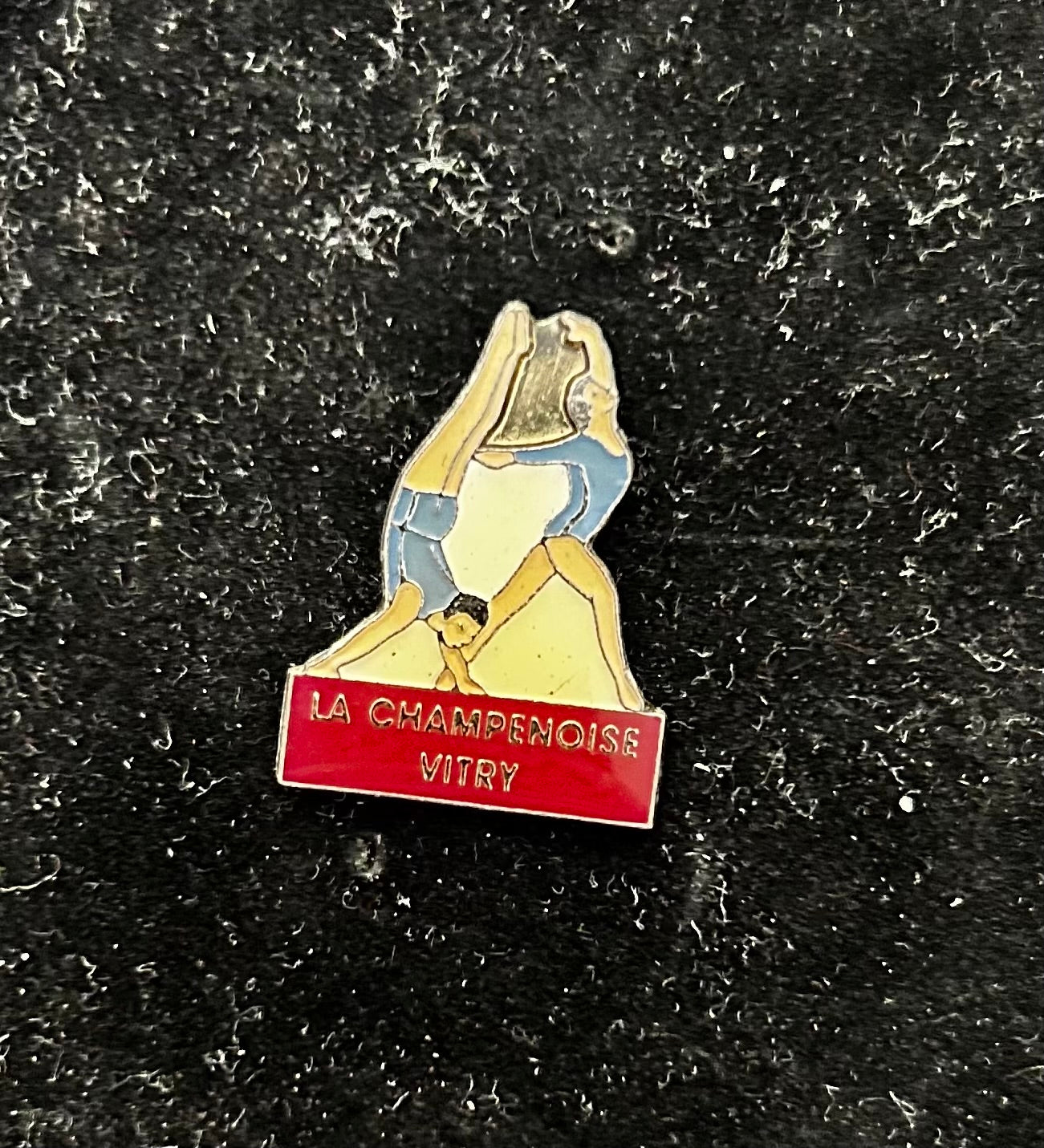 Pin’s ancien de collection sport là Champenoise Vitry