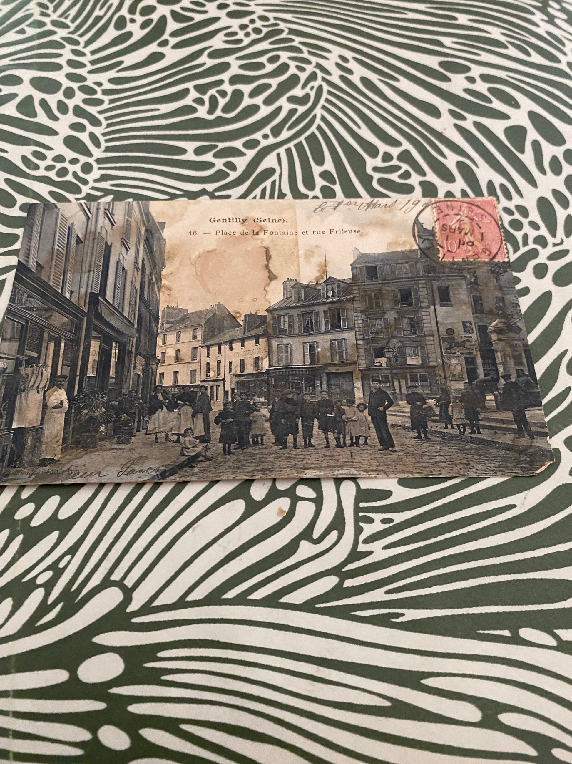 Carte postale Gentilly. Place de la Fontaine et rue Frileuse