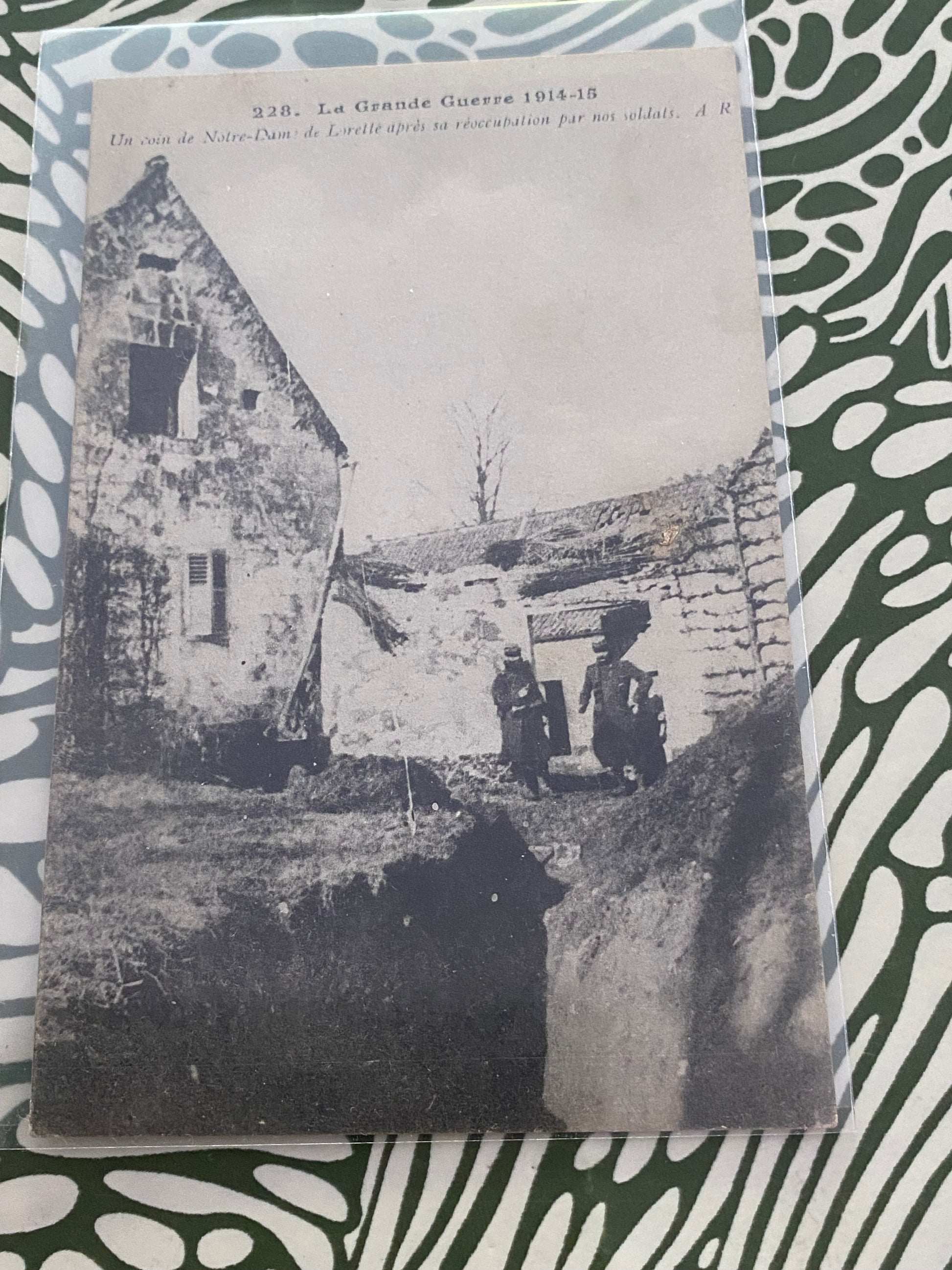 Carte postale ancienne. Un coin de notre dame de Lorette après sa réoccupation par nos soldats À. R. Dans une pochette de protection