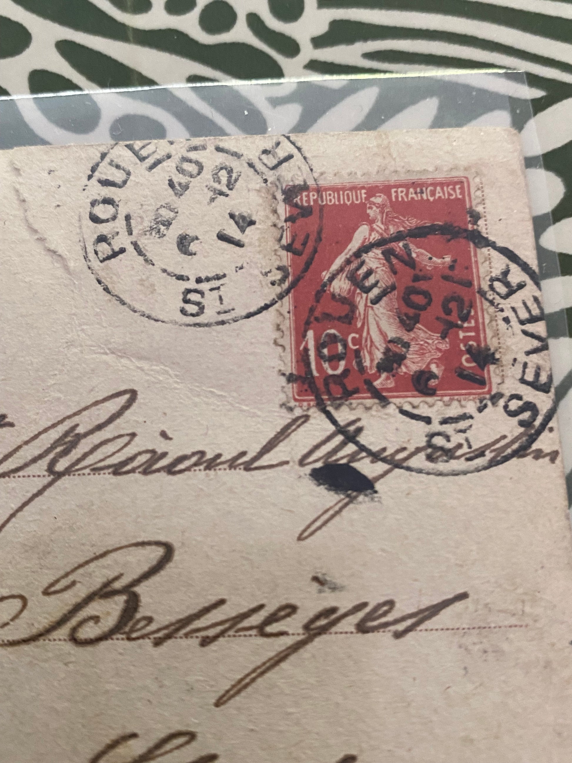 Carte postale ancienne. Dans la tranchée. La lecture du bulletin des armées de la république. Dans une pochette de protection