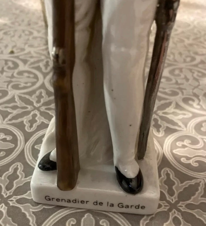 Figurine Soldat de la garde en porcelaine hauteur 23 cm